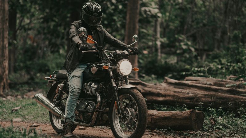 Royal Enfield podczas jazdy w ramach programu RE.View