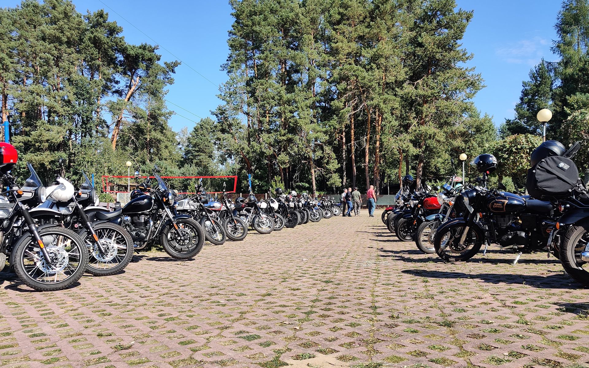 Parking pełnyk klasycznych motocykli na One Ride
