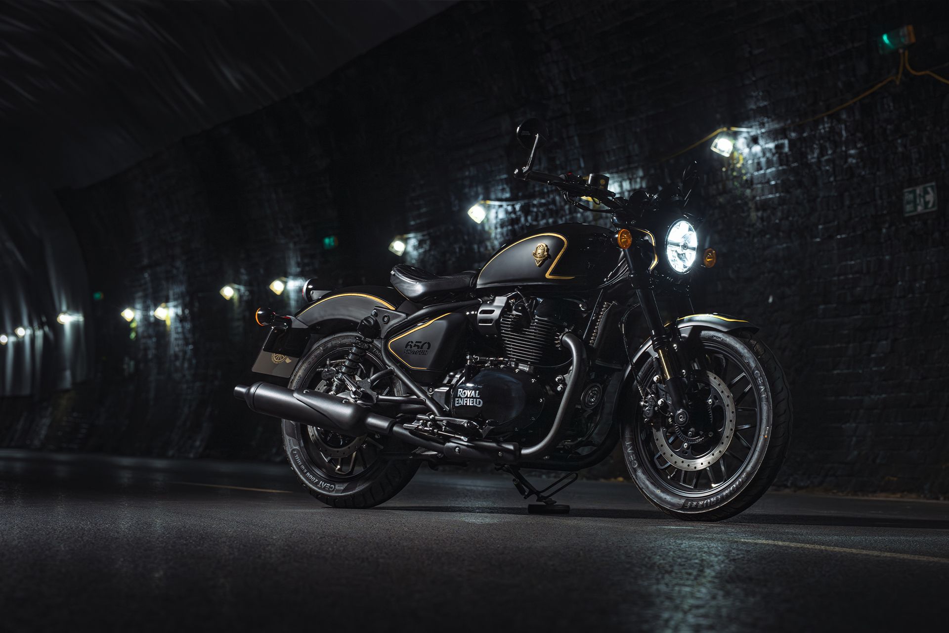 Limitowany Royal Enfield Shotgun 650 x Rough Crafts
